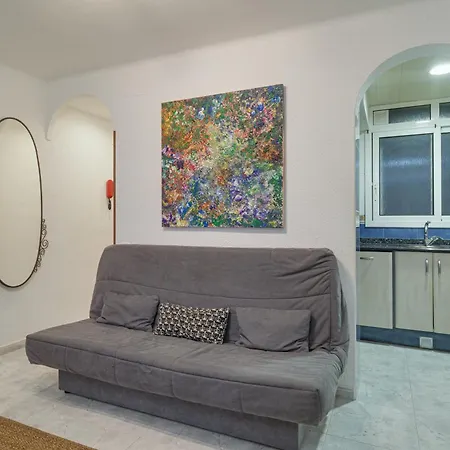 2-bedroom Just 1 Minute From The Metro Lägenhet *