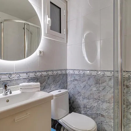 2-bedroom Just 1 Minute From The Metro * Οσπιταλέτ ντε Λιοβρεγάτ